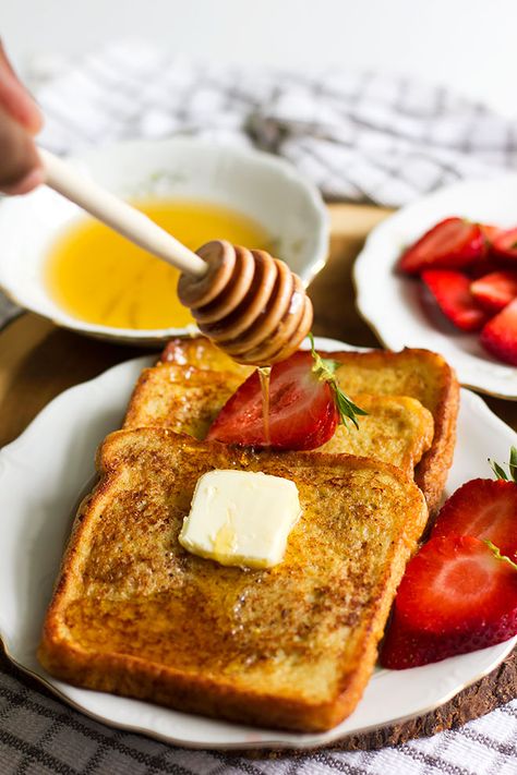 Honey French Toast, Fiddlehead Recipes, Boudain Recipes, Toast Recipe Breakfast, American Chop Suey, Perfect French Toast, Classic French Toast, Breakfast Platter, Honey Toast