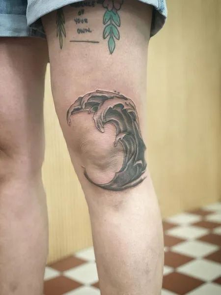 Wave Knee Tattoo Ocean Knee Tattoo, Back Knee Tattoo, Knee Cap Tattoo Ideas, Knee Cap Tattoo Men, Over The Knee Tattoo, Knee Tattoo Ideas, Knee Cap Tattoo, The Knee Tattoo, Cap Tattoo