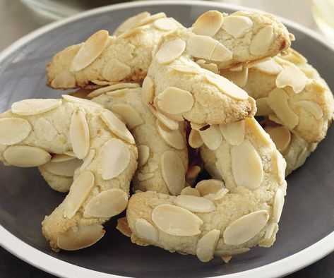 Adding a few drops of almond essence will give this tasty Greek almond crescents by recipes+ a lovely flavour. Wrap them in colourful paper and present them as a lovely Easter gift. Almond Christmas Cookies, Almond Crescents, Lemon Sour Cream Cake, Honey Puffs, Almond Crescent Cookies, Crescent Cookies, Greek Cookies, Greek Sweets, Biscuits Cookies