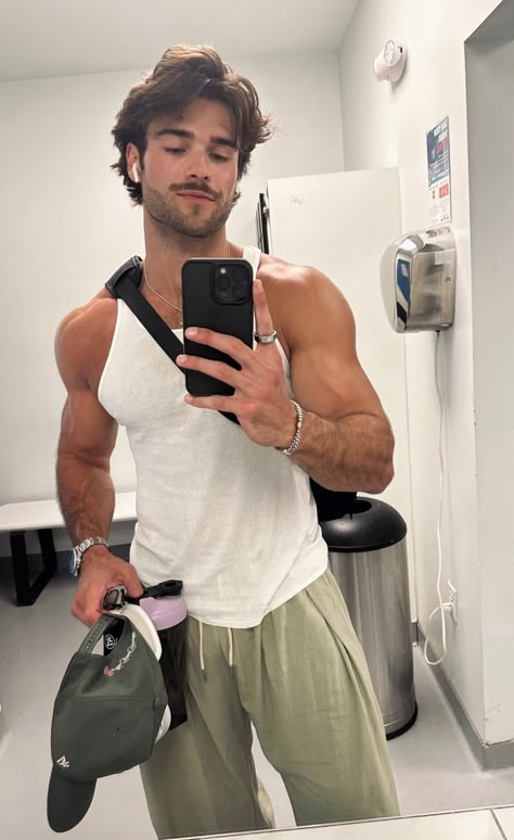 30 Year Old Man, Brazilian Men, Grunge Guys, Scruffy Men, Body Motivation, Workout Guide, 30 Years Old, Guy Pictures, Cute Anime Guys