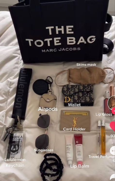 Everyday Must Haves, Marc Jacobs Tote Bag Aesthetic, The Tote Bag Marc Jacobs Outfit, Uni Bag Essentials, Bag Essentials Aesthetic, Purse Must Haves Items, Bag Essentials Everyday, Tote Bag Essentials, The Tote Bag Marc Jacobs