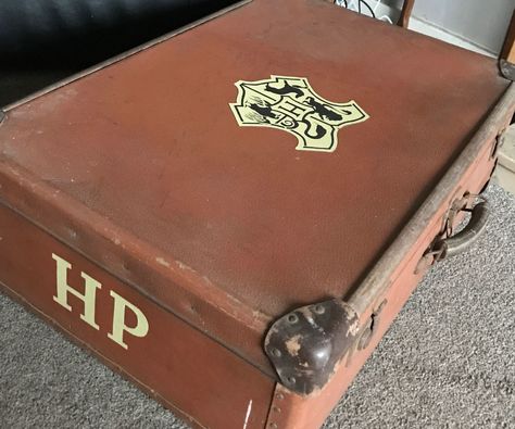 Harry Potter Suitcase Trunk Diy Harry Potter Luggage, Harry Potter Trunk Diy, Harry Potter Suitcase Trunks, Harry Potter Suitcase, How To Make Potions, Harry Potter Luggage, Harry Potter Diy Crafts, Harry Potter Trunk, Diy Harry Potter