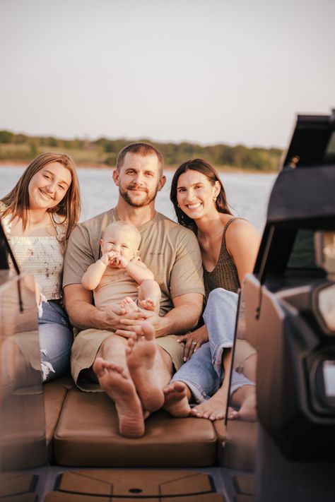 Family Boat Pictures Photo Shoot, Family Boat Photoshoot, Pontoon Photoshoot, Boat Family Photoshoot, Boat Family Pictures, Family Boat Pictures, Yacht Photoshoot, Mommy Son Outfits, Boat Photoshoot