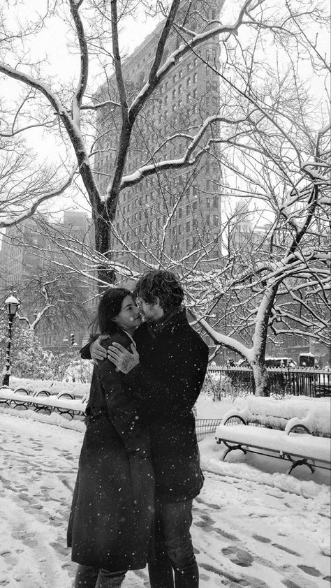 A Winter In New York Book, Relationship Aesthetic Black And White, Christmas In New York Couple, New York Christmas Couple Pictures, Winter Couples Aesthetic, New York With Boyfriend, Snow Couple Photos, Couple In Snow Aesthetic, Couple Snow Aesthetic