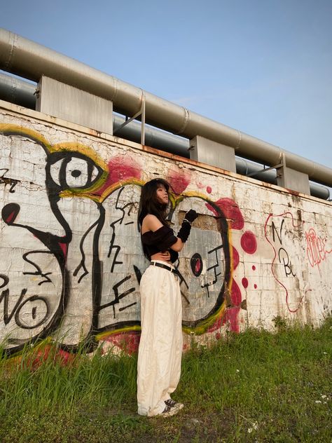 Graffiti Wall Insta Pics, Grafitti Photoshoot Models, Graffiti Art Photoshoot, Graffiti Poses Photo Shoot, Graffiti Picture Ideas, Grafitti Photo Shoot, Graffiti Outfit Ideas, Grafiti Photoshoot, Graffiti Senior Pictures