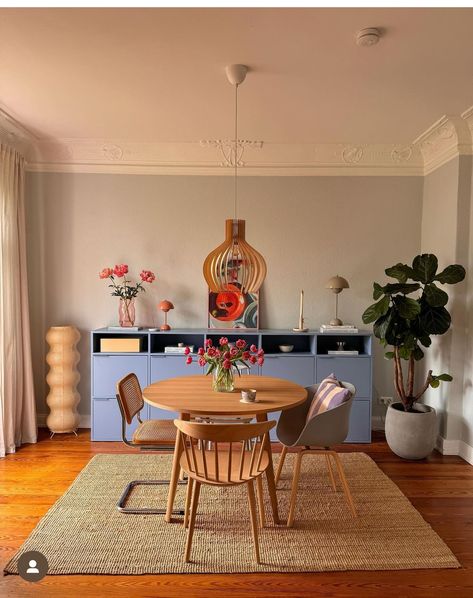 Dining Room Retro Modern, Home Simple Decor Ideas, Lively Living Room, Colourful Dining Room Ideas, Minimal Colorful Home, Airbnb Small Apartment, Copenhagen Style Interior, Cute Dining Room Ideas Apartment, Funky Dining Room Ideas