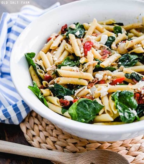 A delightful Spinach Pasta salad that combines flavorful ingredients for a hearty and filling salad. Perfect for lunch or dinner! Spinach Penne Pasta, Penne Pasta Salad, Pasta Florentine, Spinach Pasta Salad, Penne Pasta Salads, Quick Salad Recipes, Chicken Penne Pasta, Pasta Salad With Spinach, Recipe Spinach