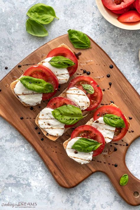 A delicious and fresh summer appetizer or quick lunch. Toasted garlic bread with the best tomato and mozzarella, topped with basil leaves and balsamic vinegar. Mozzarella Breakfast, Caprese Toast, Tomato And Mozzarella, Tomatoes And Mozzarella, Tomato Toast, Mozzarella Tomato Bruschetta, Mozzarella Tomato Basil, Tomato Basil And Mozzarella, Mozarella Tomato Bruschetta