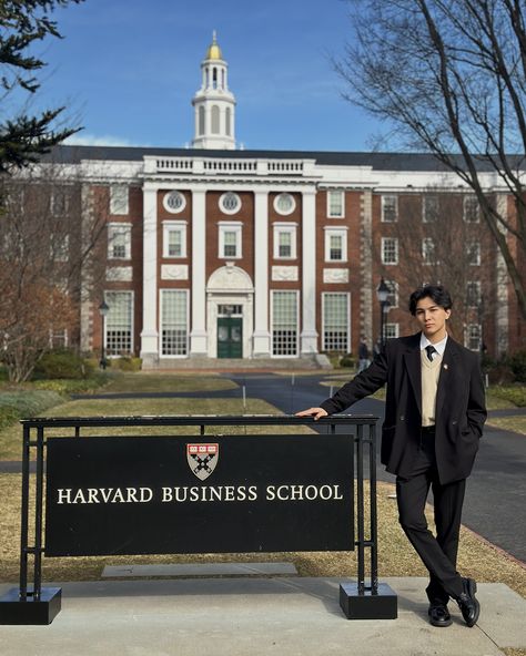 Harvard Business School Wallpaper, Night Biking, Harvard Business, Study Inspo, Harvard Business School, Bts Drawings, Studying Inspo, School Boy, Business School