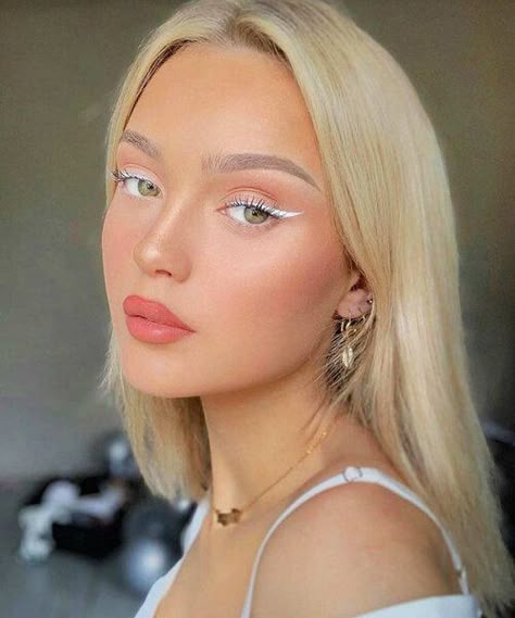 White Eye Makeup Looks, Makeup Looks Clean, White Eye Makeup, White Eyeliner Makeup, Maquillage On Fleek, White Eyeliner, Smink Inspiration, White Makeup, Makijaż Smokey Eye