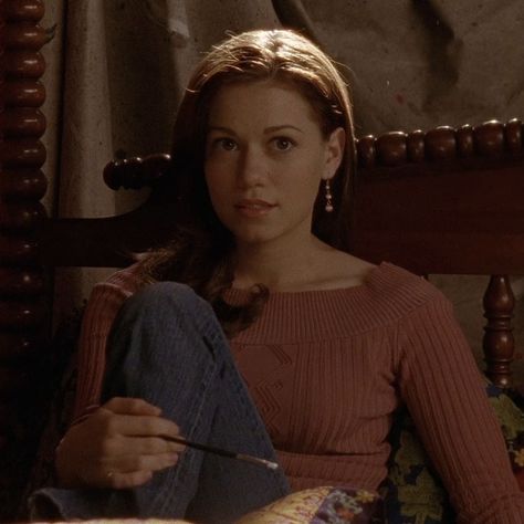 Haley James Season 1, Oth Haley Outfits, Haley Scott Outfits, Hayley James Scott Outfits, Haley James Scott Outfits, Hayley James Scott, Haley Scott, 2000s Tv Shows, 2000 Aesthetic