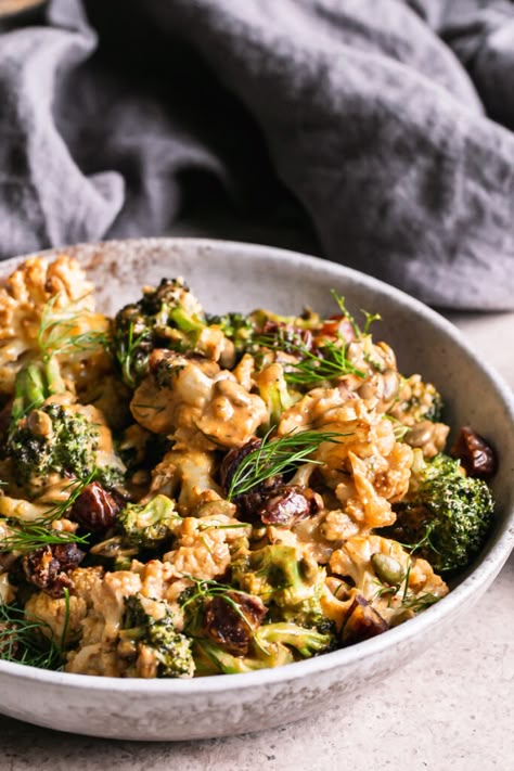 Copycat True Food Kitchen Tahini Harissa Cauliflower - Healthy Little Vittles Dates Salad, Harissa Cauliflower, Salad Broccoli, Cauliflower Side Dish, True Food Kitchen, Healthy Veggie, Vegan Ideas, Grain Bowls, True Food