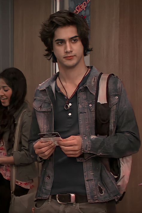 Beck Oliver Icons|wallpaper Beck Oliver Outfits, Back From Victorious, Beck Oliver Victorious, Beck Oliver Icons, Beck Oliver Aesthetic, Hear Me Out Boys, Victoria Nickelodeon, Hot Actors Male Celebrities, Avan Jogia Victorious