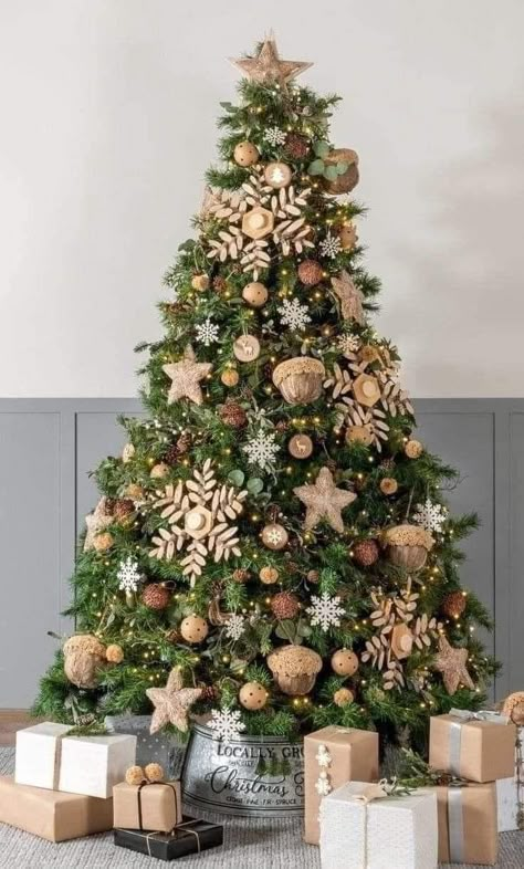 Rose Gold Christmas Tree Ideas Themed, Gold Christmas Tree Decor, Rose Gold Ornaments, Cozy Window Nook, Navidad Natural, Rose Gold Christmas Tree, Natural Christmas Tree, Christmas Tree Inspo, Gold Christmas Tree Decorations