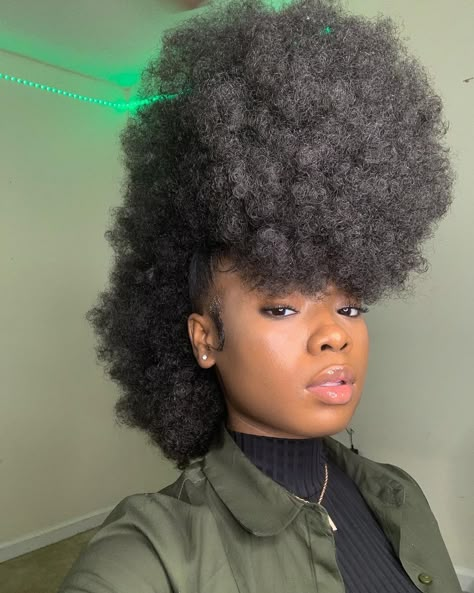 Mohawk Afro! @iamromnyaakia Boujie Hairstyles, Afro Mohawk, Fro Hawk, Mohawk Hairstyles For Women, Hair Like Wool, Hair Expo, Cabello Afro Natural, Hair Goal, Natural Afro