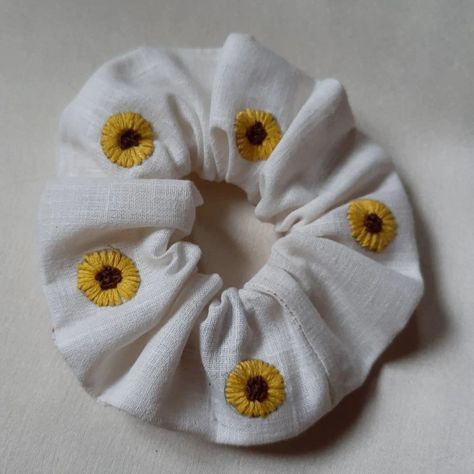 Embroidery Scrunchie, Embroidered Scrunchie, Sunflower Scrunchie, Hairband Crochet, Diy Hairband, Embroidered Hair Bows, Diy Hair Scrunchies, Crochet Bow, Hair Tie Accessories