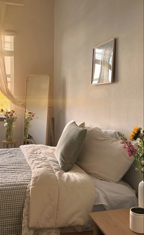 College Apartment Decor Bedroom Minimalist, Comfy Aesthetic Bedroom, Feminine Room Aesthetic Vintage, Simple Cozy Room Ideas, How To Make A Large Bedroom Feel Cozy, 20 Yr Old Bedroom Ideas, Dainty Bedroom Aesthetic, Beige Wall Bedroom Ideas, One Bedroom Apartment Living Room