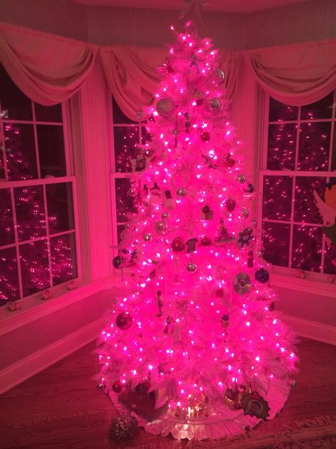 Pink Christmas Lights Outdoor, Pink Tree Christmas Aesthetic, Kawaii Christmas Decor, Hot Pink Christmas Wallpaper, Hot Pink Christmas Aesthetic, Pink Christmas Lights Wallpaper, Pink December, Barbie Tree, Y2k Christmas