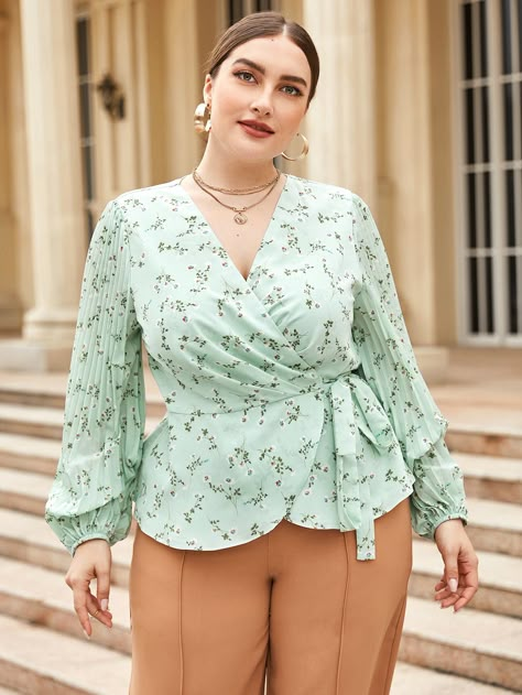 Floral Blouse Outfit, Office Wear Women Work Outfits, Ditsy Floral Blouse, Dynasty Outfits, Outfits Gorditas, Plus Zise, Women Blouses Fashion, Plus Size Dress Outfits, Fashion Top Outfits