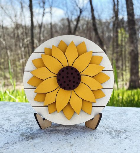 🌻 We are not going to discuss how long it’s been since I made this version of the sunflower 😂 Better late than never, right 🥴 This piece is actually our very first version of our sunflower 🌻 Remember that…gonna be a test later 🤣 Sunflower Tiered Tray Decor, Sunflower Tiered Tray, Wooden Sunflower, Wood Biscuits, Tiered Tray Signs, Tray Signs, Wood Yard Art, Ship Lap, Willow Branches