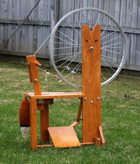 Make a spinning wheel plans. Uses an old bike wheel Diy Spinning Wheel, Drop Spindle, Spinning Wool, Spinning Yarn, Spinning Fiber, Bike Wheel, Spinning Wheel, Loom Weaving, Yarn Art