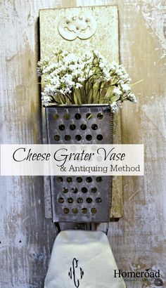 Instead of using for flowers, store wooden spoons in. Cheese Grater Crafts, Antique Booth Ideas, Vase Transparent, Verre Design, Cheese Grater, Wooden Vase, Antique Kitchen, Diy Vase, Antique Decor