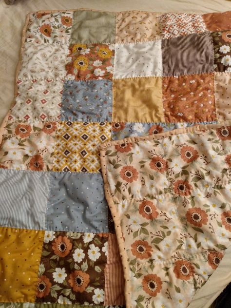 Cute Quilts Aesthetic, Quilting Organization Ideas, Cottage Core Quilt Patterns, Quilted Blanket Aesthetic, Rustic Sewing Projects, Cute Quilting Patterns, Floral Quilts Ideas, Cottagecore Quilt Pattern, Simple Quilt Ideas