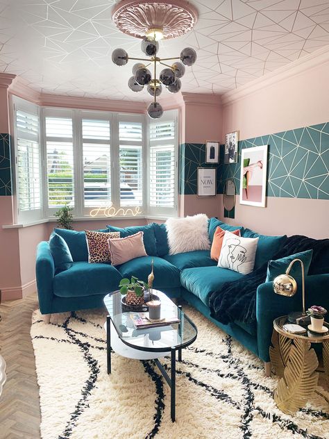 Boho Entrance, Teal Couch Living Room, Bottle Fence, Toilet Makeover, Teal Sofa Living Room, Hallway Renovation, Teal Living Room Decor, Screen Garden, Leopard Decor