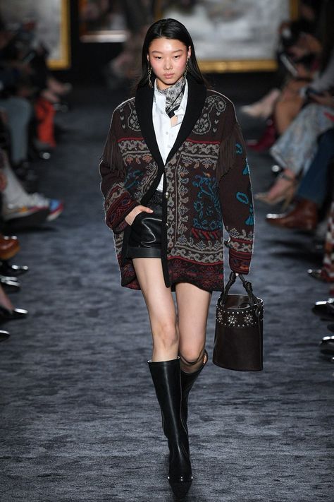 Casual Runway Outfits, Etro Runway, Runway Outfits, Estilo Preppy, Milano Fashion Week, Fashion Design Clothes, Fashion 2020, Couture Fashion, Designer Brands