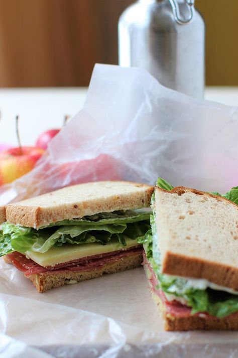 how to make a sandwich; tips for a basic sandwich that stays fresh #sandwich #lunch How To Make A Sandwich, Sandwich For Work, Basic Sandwich, Gf Cooking, Spicy Sandwich, Expiration Dates On Food, Make A Sandwich, Sandwich Lunch, Sourdough Sandwich