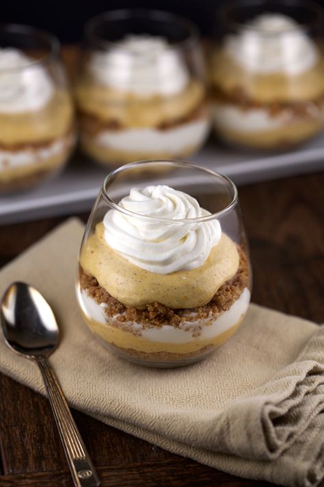 No bake pumpkin cheesecake cups are super smooth and decadent individual desserts. This recipe has layers of indulgent graham cracker crust, pumpkin cheesecake and cream will make you fight for more! | jessicagavin.com Pumpkin Cheesecake Cups, Cheesecake Cups Recipe, No Bake Pumpkin, No Bake Pumpkin Cheesecake, Cheesecake Cups, Dessert Simple, Individual Desserts, Pumpkin Recipes Dessert, Salty Cake