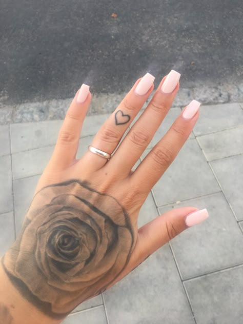 @armaniasia❤️ Heart Finger Tattoo For Women, Heart On Finger Tattoo, Heart Finger Tattoo, Heart Tattoo On Finger, Stick Poke Tattoo, Small Finger Tattoos, Finger Tats, Finger Tattoo For Women, Hand And Finger Tattoos