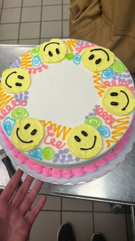 Round Birthday Cake Ideas, Simple Cookie Cake Designs, Dairy Queen Cake, Dairy Queen Ice Cream Cake, Round Birthday Cakes, Beyblade Birthday, Queen Cake, Cookie Cake Designs, Circle Cake