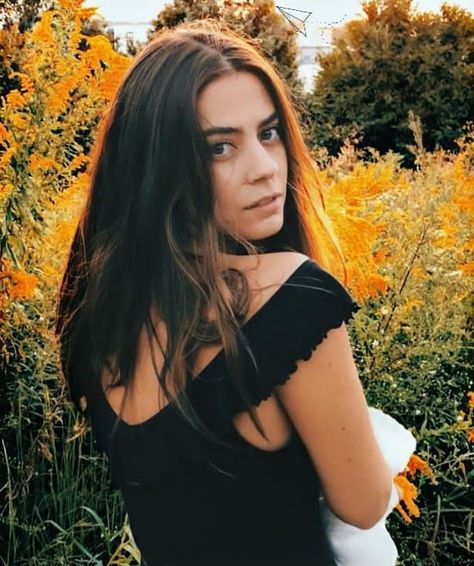 Lorenza Izzo, Dark Skin Light Hair, Skins Characters, Character Inspo, Light Hair, Light Skin, Dark Hair, Angel, Actresses