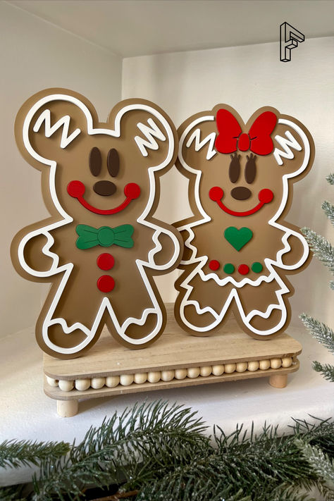 Mickey Gingerbread Christmas Decor, Disney Trees Christmas Ideas, Disney Christmas Garland, Disney Christmas Decor Ideas, Bakery Christmas Decor, Mickey Christmas Decorations, Disney Christmas Art, Disney Christmas Decorations Diy, Gingerbread Signs