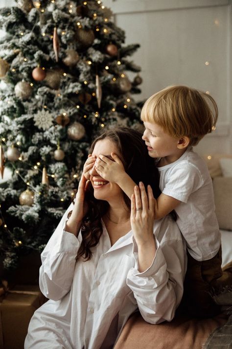 Christmas Mini Shoot, Christmas Photography Family, Baby Christmas Photography, New Year Photoshoot, Christmas Baby Pictures, Christmas Poses, Christmas Family Photoshoot, Baby Christmas Photos, Xmas Photos