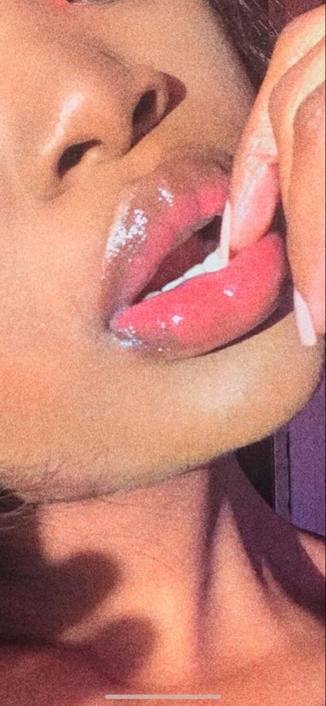 Aesthetic Lipgloss Pictures, Pink Lips On Black Women, Lip Tint Black Women, Pink Lipgloss On Black Women, Lipgloss Black Women, Lips Picture Aesthetic, Two Toned Lips Natural, Lips With Lipgloss, Grillz Painting