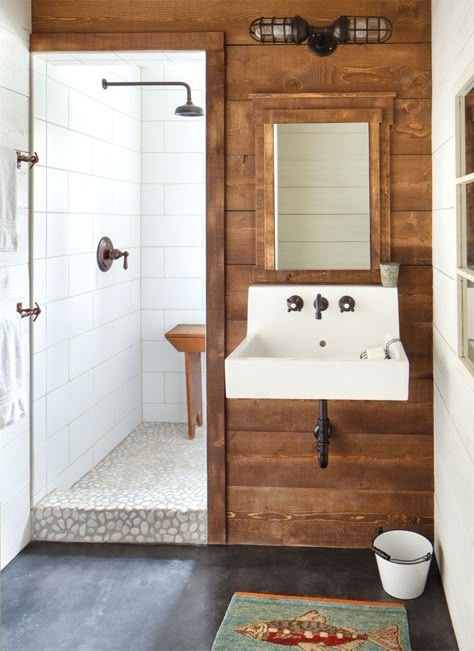 Sweet & Simple - Colorado Homes and Lifestyles - January-February 2015 Modern Cabin Master Bath, Boho Cabin Bathroom, Rustic Wood Bathroom Ideas, Norwegian Bathroom Design, Pine Bathroom Ideas, Simple Cabin Bathroom, Bright Cabin Interior, Vintage Cabin Bathroom, Rustic Modern Bathrooms