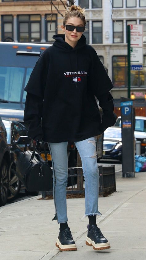 Hoddies Outfits Girl, Hoddies Outfits Woman, Gigi Hadid Casual, Hoddies Outfits, Cleft Chin, Tomboy Outfit, Gigi Hadid Street Style, Gigi Style, Gigi Hadid Outfits