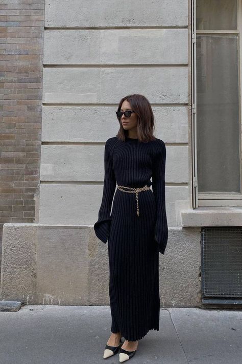 Black Sweater Dress 2022, Chic Luxury V-neck Sweater Dress, Chic Black V-neck Sweater Dress, Chic V-neck Stretch Sweater Dress, Chic Stretch V-neck Sweater Dress, Ribbed Knit Dress, Mode Casual, Fashion People, All Black Outfit