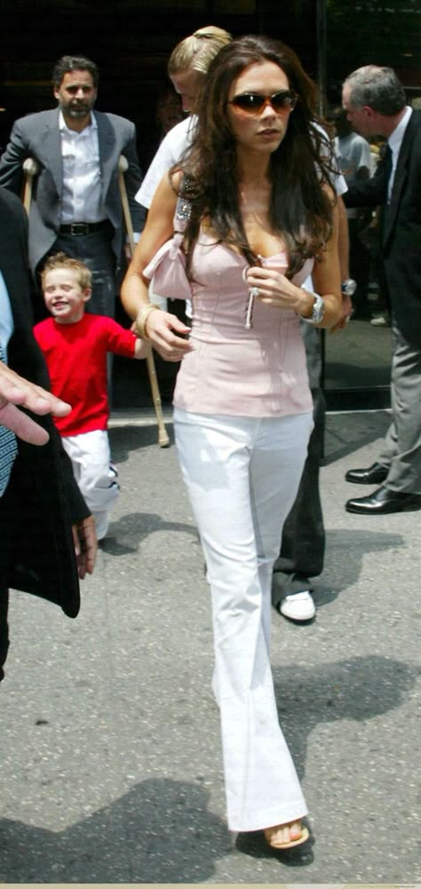 White Jeans Outfit 90s, Posh Spice Sunglasses, Victoria Beckham 00s, Victoria Beckham Outfits 90s, Victoria Beckham 90s Style, Victoria Beckham Aesthetic, Victoria Beckham Style 90s, Posh Spice Outfit, Victoria Beckham 2000s