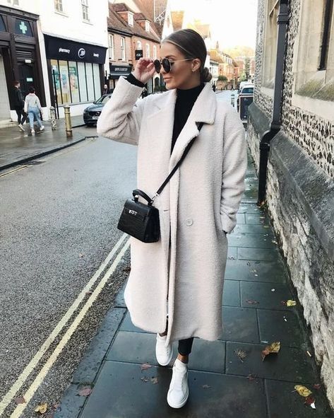 Winter Street style fashion / #winterfashion #fashionweek #fashion #womensfashion #streetstyle #ootd #style  / Pinterest: @fromluxewithlove Moda Over 40, Classy Coat, September Fashion, Perfect Winter Outfit, Fall Fashion Coats, Olsen Twins, Ootd Inspo, Street Style Winter, Blog Inspiration