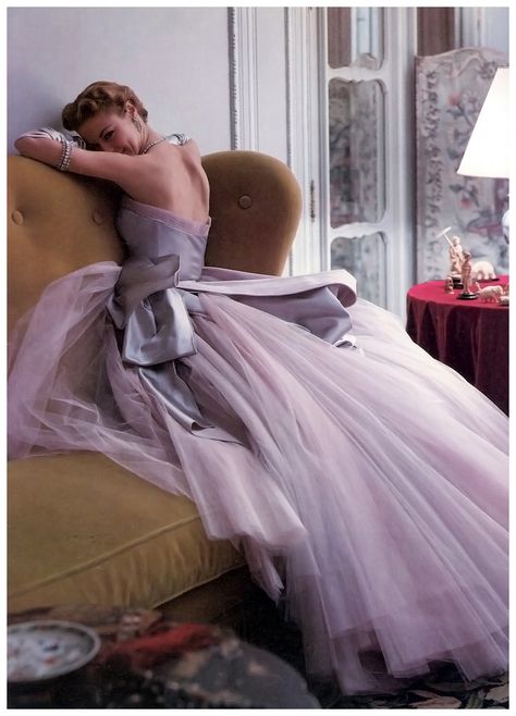 JEAN PATCHETT in evening gown by Jean Dessès from his Spring collection 1950 Photo Norman Parkinson Jacques Fath, Glamour Vintage, Charles James, Vintage Couture, Vestidos Vintage, Zuhair Murad, Moda Vintage, Vintage Vogue, Vintage Glamour