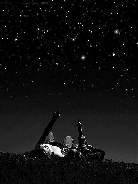 "He who gets lost in the stars with me finds my heart" Perfect image for augie and ari stargazing Dream Dates, Look At The Stars, Photo Couple, The Night Sky, The Grass, Under The Stars, Two People, Couple Pictures, White Photography