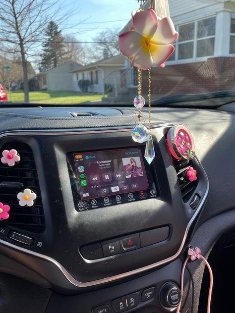 In Car Decorations, Charger Car Aesthetic, Inside Jeep Decorations, Dream Car Decor, Inside Car Decorations Diy, Classy Car Decorations Interior, Car Interior Decor Inspiration, Car Theme Ideas Interior, Decorated Car Aesthetic