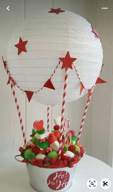 Romantic Presents, Diy Hot Air Balloons, Valentine Gift Baskets, Christmas Elf Doll, Valentine Baskets, Valentine's Day Gift Baskets, Anniversaire Diy, Valentines Balloons, Gifts To Make