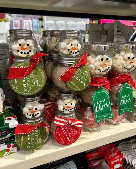 The cutest little snowman hot chocolate kit! ☕❄️ The perfect grab-and-go gift for spreading holiday cheer this season! Hot Chocolate Snowman, Snowman Hot Chocolate, Hot Chocolate Kit, Christmas Magic, Diy Christmas, Holiday Cheer, The Cutest, Hot Chocolate, Christmas Diy