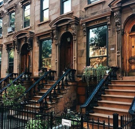 Nyc Brownstone, Brownstone Homes, New York Brownstone, Nyc Townhouse, Townhouse Exterior, San Myshuno, Apartment Exterior, Brooklyn Brownstone, Gorgeous Doors