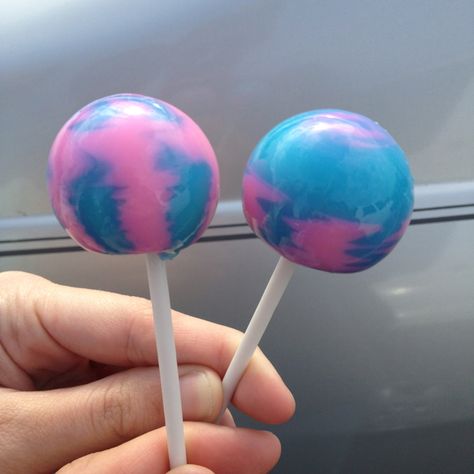 Cotton candy Lolly pops from original gourmet get these all the time they taste wonderful!!!!=) Cotton Candy Lollipops, Spike Cosplay, Loly Pop, Bubble Gum Ice Cream, Blue Lollipop, Blow Pops, Blue Cotton Candy, Diy Drinks, Candy Pop