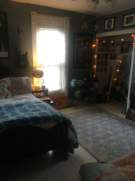 Daughter’s room eclectic Plain Room Aesthetic, Thought Daughter Room, Twee Room, 2000's Bedroom, Tomboy Room Ideas Bedrooms, Basic Room Aesthetic, 2010s Bedroom, Blue Wall Room, Poor Bedroom